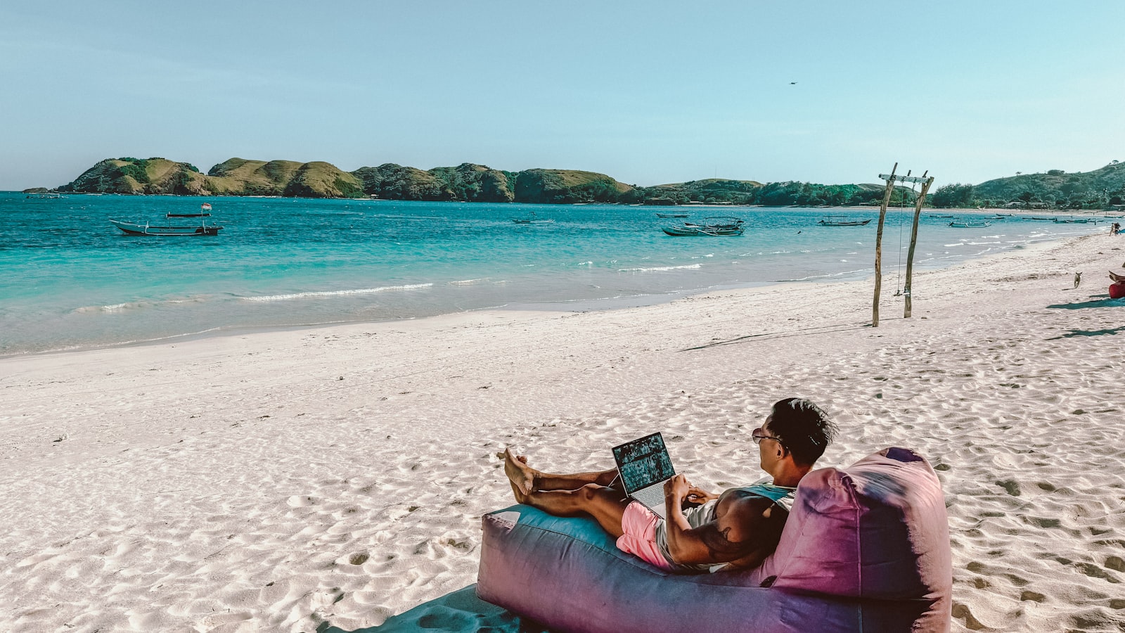 Pink Beach Lombok 2026: Panduan Hemat Menjelajahi Objek Wisata Pantai Unik yang Kian Naik Daun
