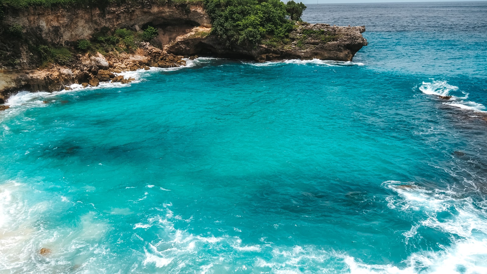 Wisata Instagrammable di Nusa Ceningan 2026: Panduan Hemat Cari Spot Laut Biru yang Masih Belum Terlalu Ramai