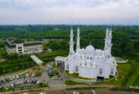 photo-1656644443362-05b242650b86 Wisata Religius Masjid At-Thohir Depok 2026: Panduan Hemat Menikmati Arsitektur Putih, Suasana Tenang, dan Kuliner Sekitar
