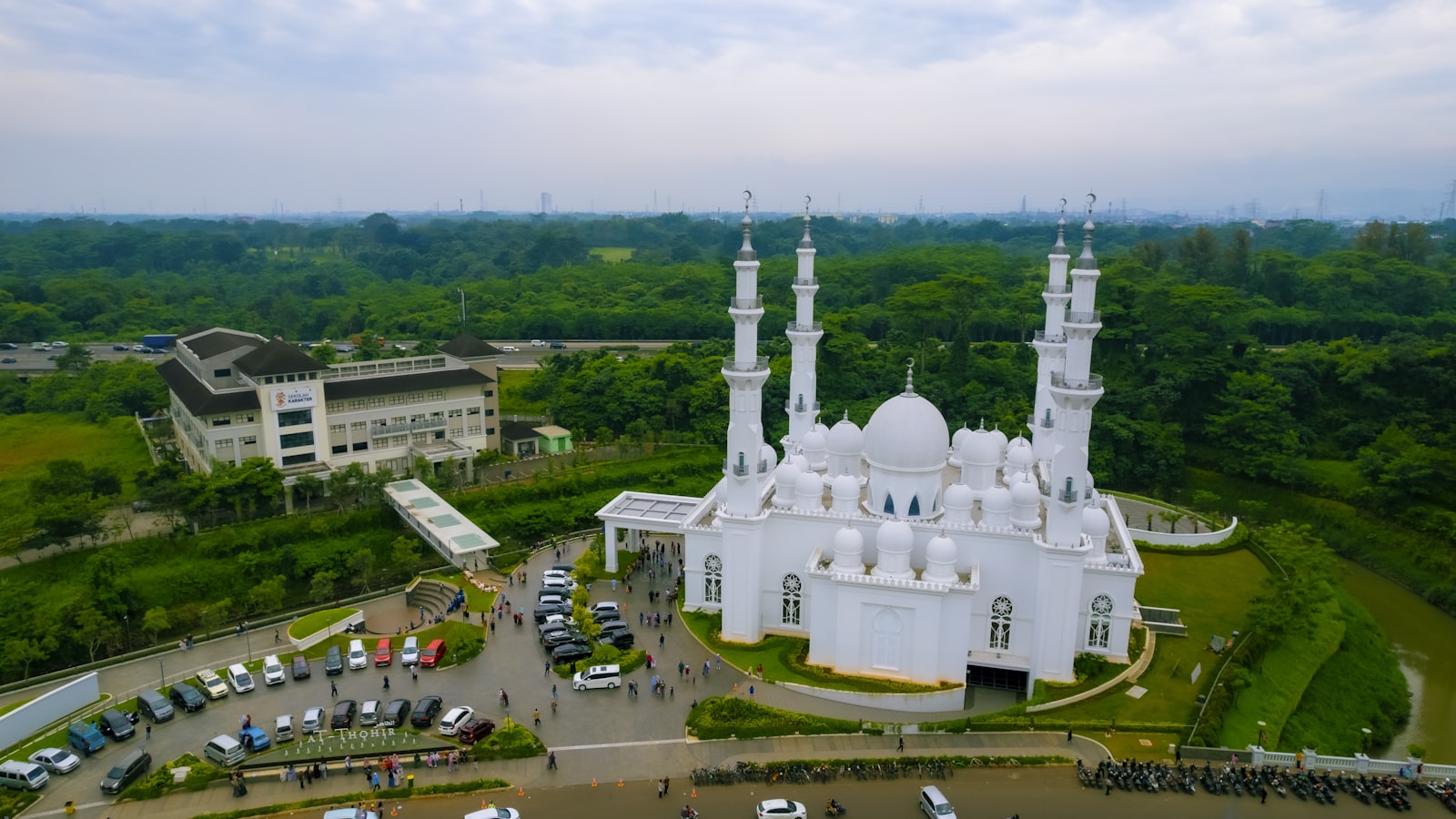 Wisata Religius Masjid At-Thohir Depok 2026: Panduan Hemat Menikmati Arsitektur Putih, Suasana Tenang, dan Kuliner Sekitar