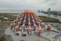 photo-1667665061698-461f304cbfa5 Wisata Religius Masjid 99 Kubah Makassar 2026: Panduan Hemat Menikmati Ikon Spiritual Futuristik di Tepi Pantai