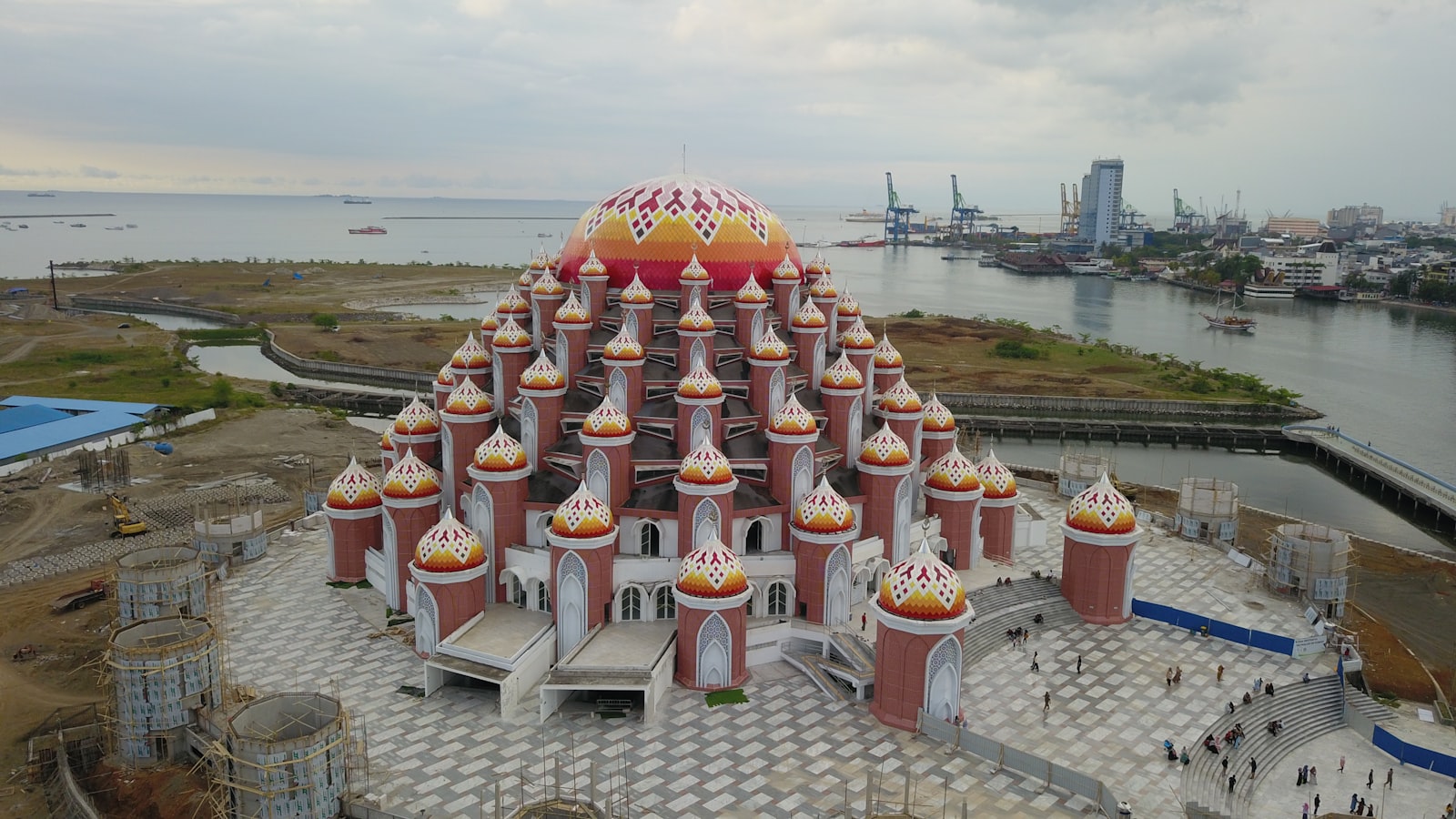 Wisata Religius Masjid 99 Kubah Makassar 2026: Panduan Hemat Menikmati Ikon Spiritual Futuristik di Tepi Pantai