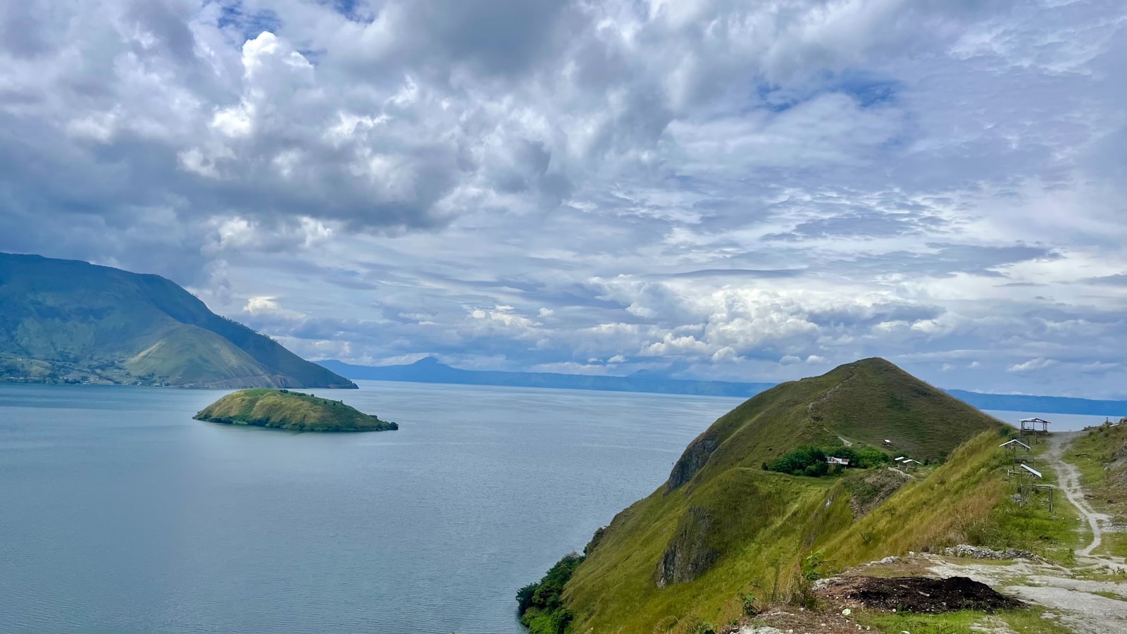 Wisata Instagrammable di Samosir 2026: Panduan Hemat Berburu Spot Estetik di Tepi Danau Toba yang Lagi Naik Daun