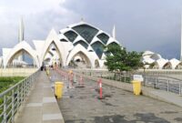 photo-1782566285254-14bc0cd7c3dc Wisata Religius Masjid Raya Al Jabbar 2026: Panduan Hemat Menikmati Galeri Rasulullah dan Plaza Haji di Bandung