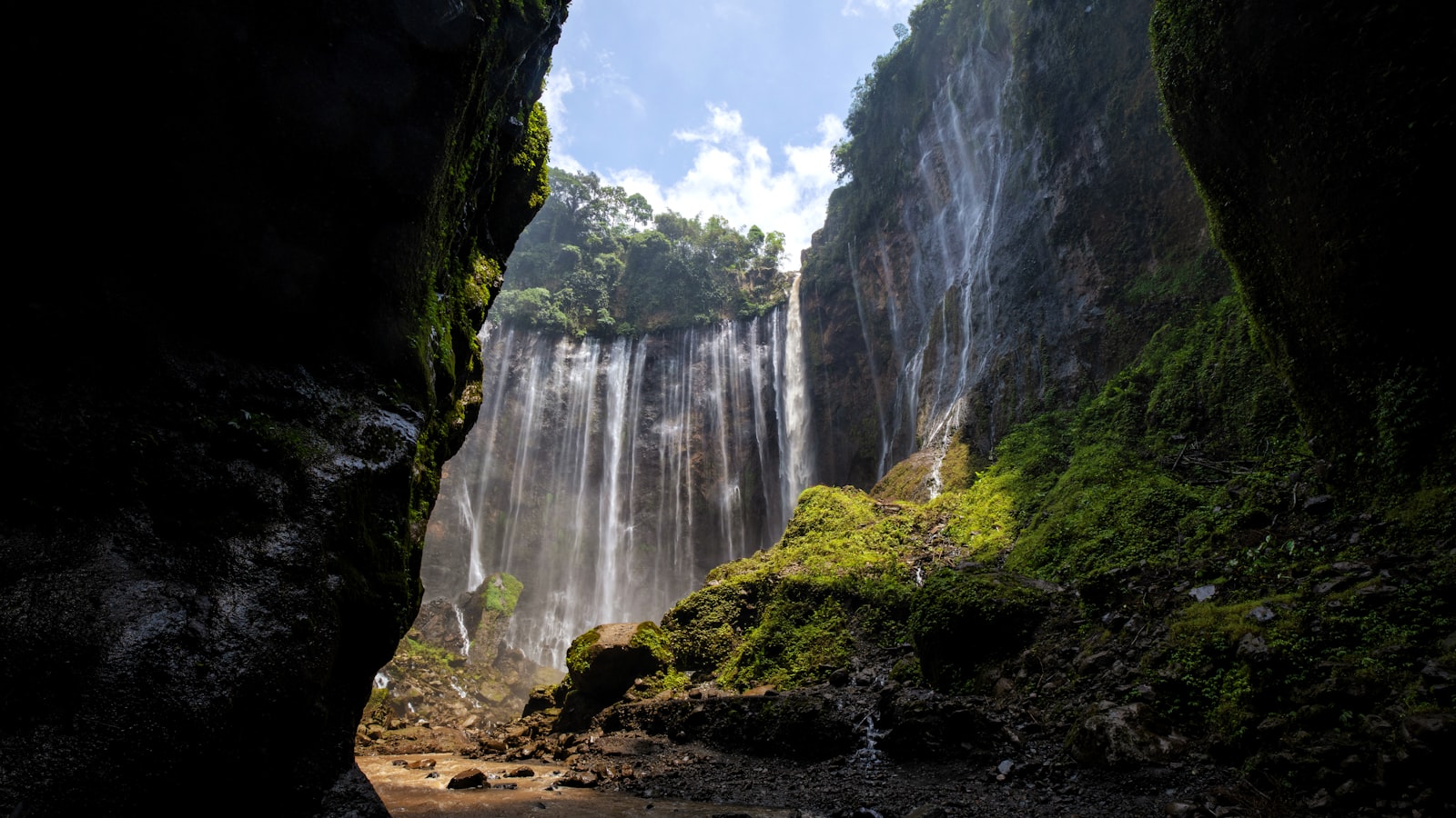 Wisata Instagrammable di Tumpak Sewu 2026: Panduan Hemat Berburu Foto Dramatis di Air Terjun yang Kian Viral