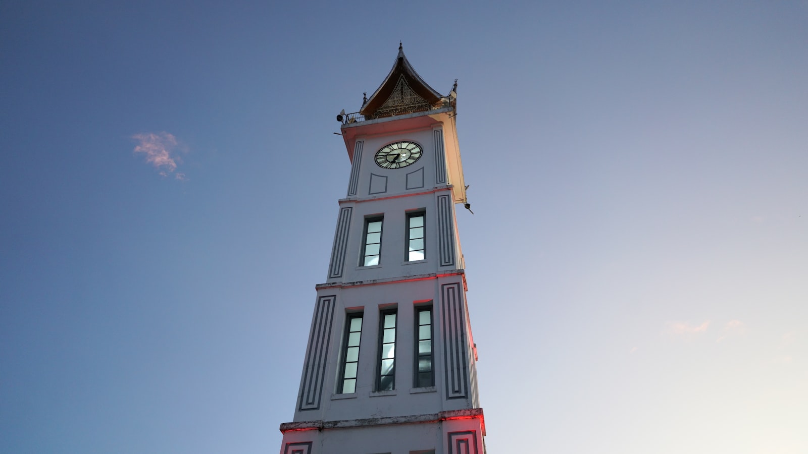 Jam Gadang untuk Budget Traveler: Panduan Hemat Menjelajahi Ikon Bersejarah Bukittinggi yang Naik Daun di 2026